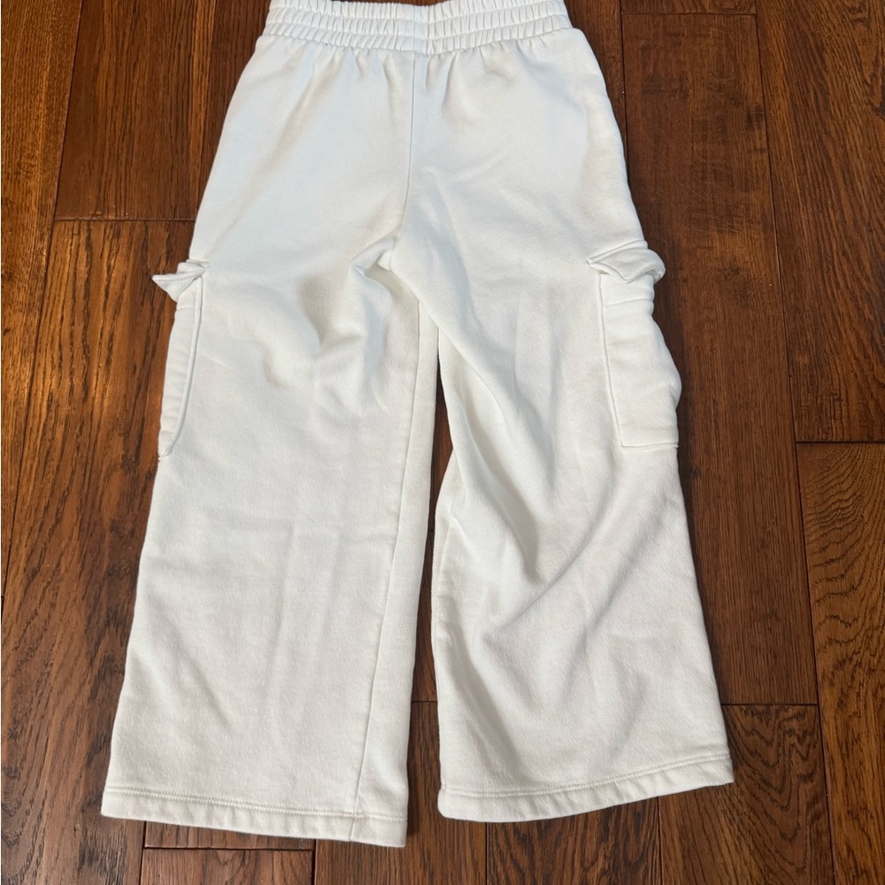Gap white kids sweatpants. Small 6/7. Never worn.  Cotton/ polyester